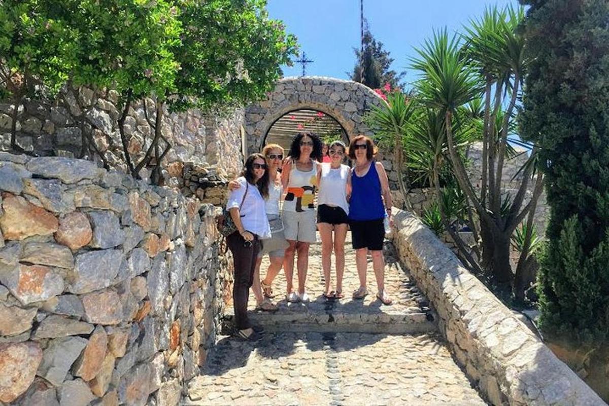 μια ομάδα γυναικών που στέκονται σε έναν πέτρινο τοίχο