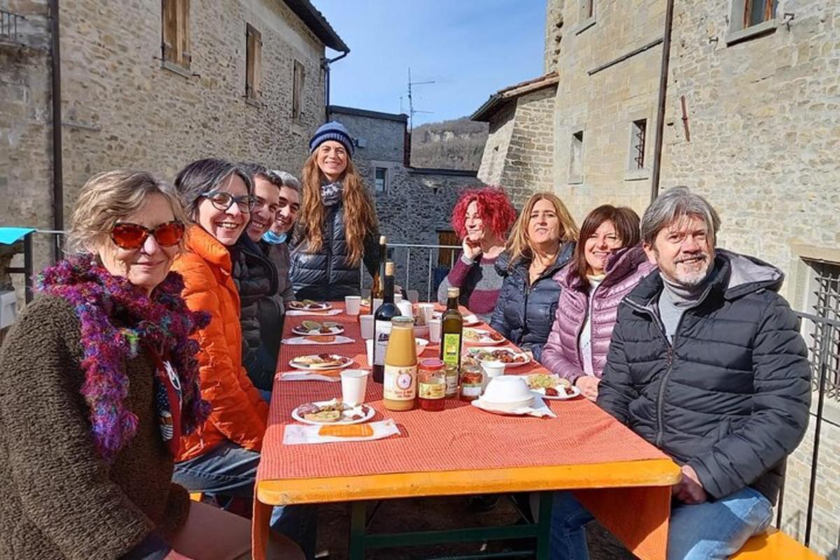 un grupo de personas sentadas en una mesa con comida