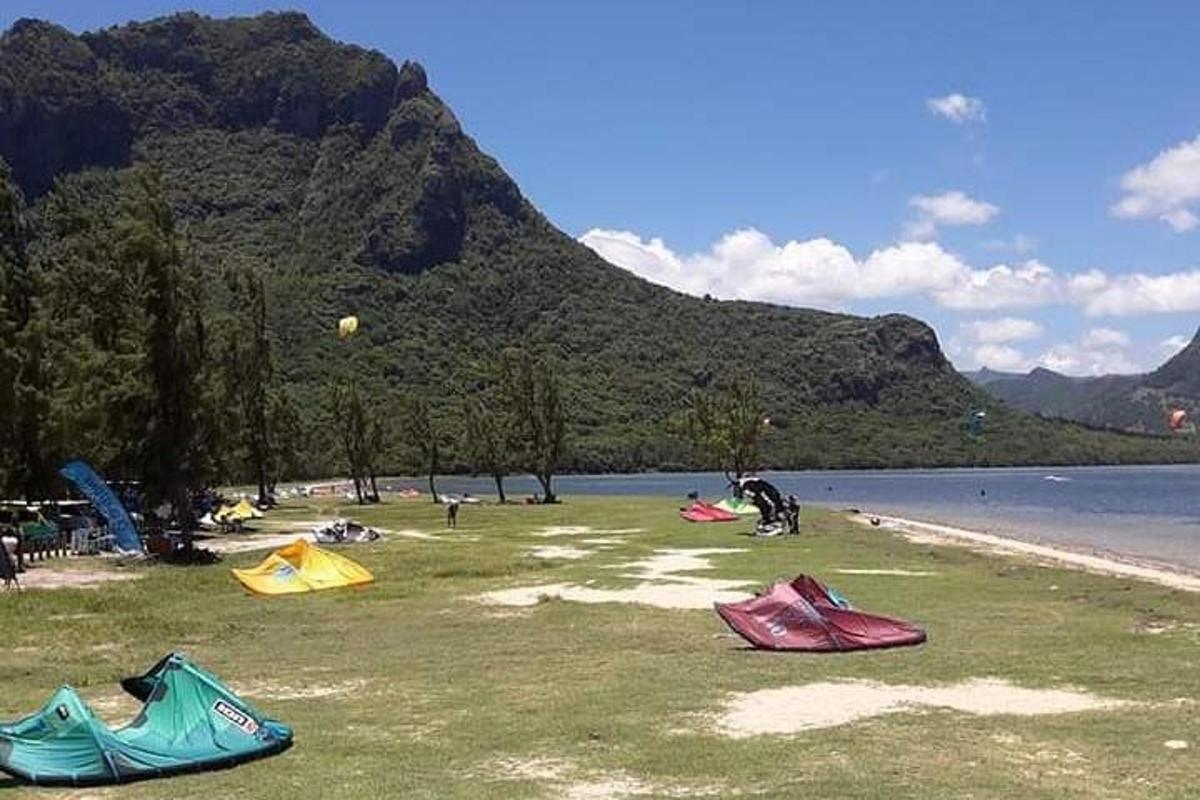 un gruppo di persone su una spiaggia con gli aquiloni