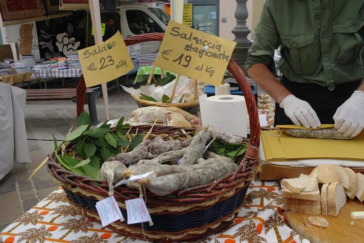 Un hombre parado en un mercado con una canasta de comida