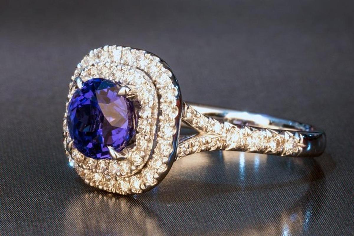 prsten se safírem a diamanty