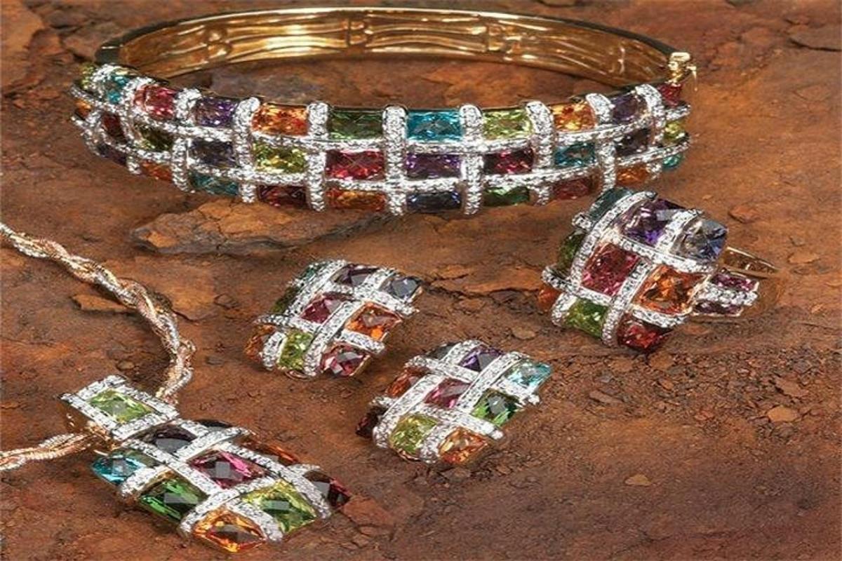 ein Armband mit Diamanten und Edelsteinen an einer Kette