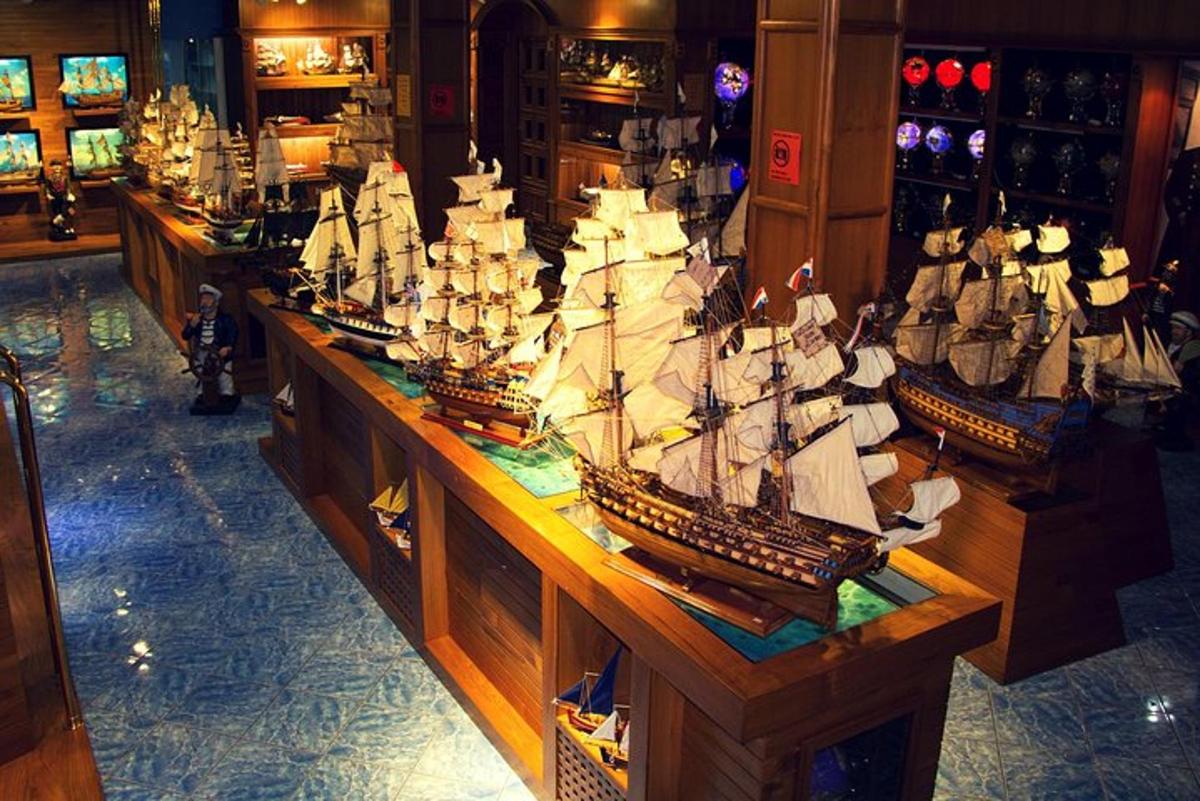 uma exposição de modelos de barcos em exposição em uma loja