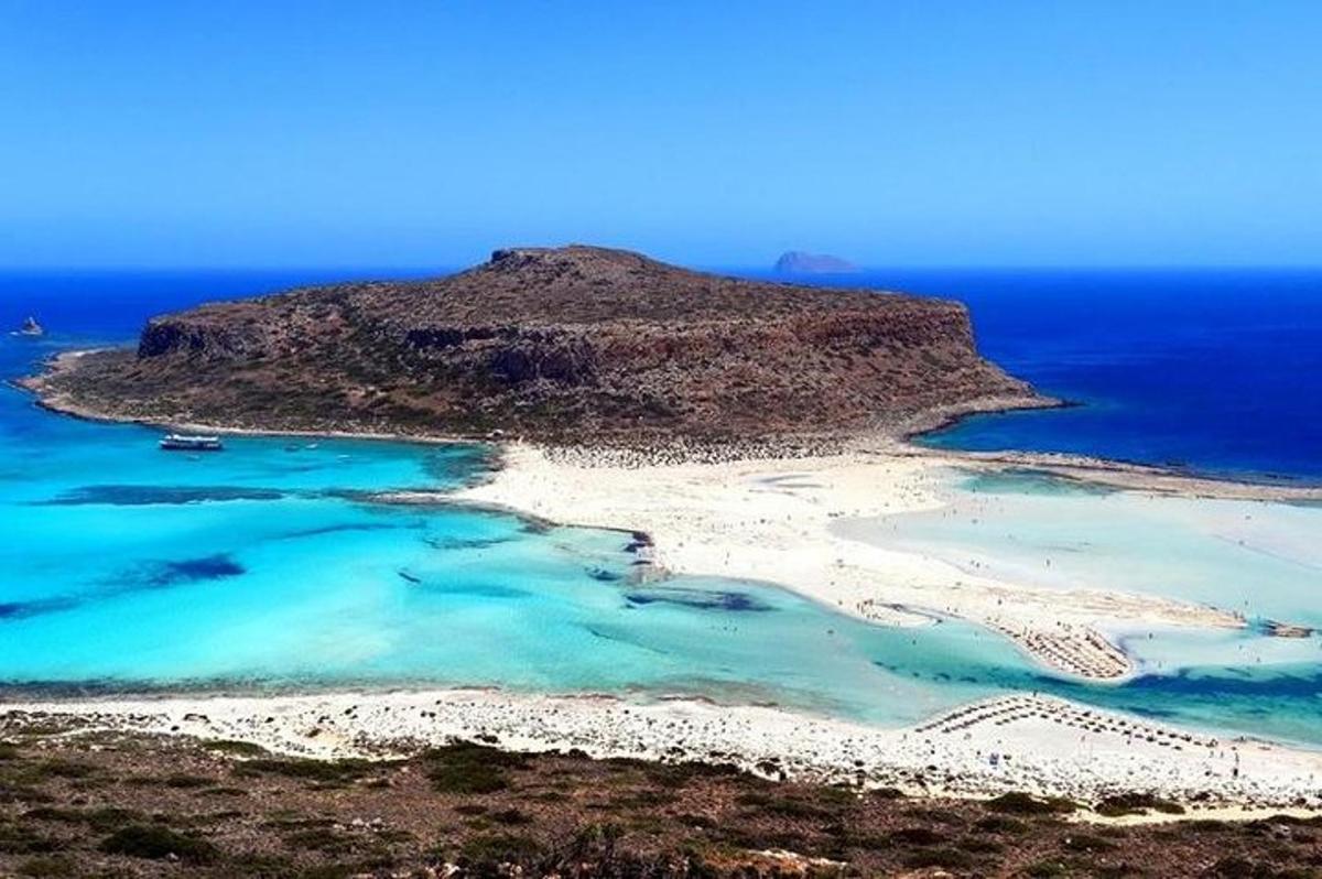 una isla en el océano con agua turquesa