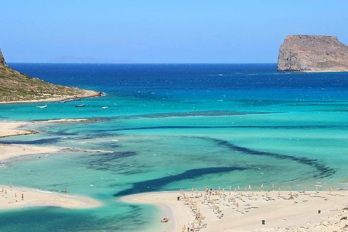 una playa con un montón de gente en el agua