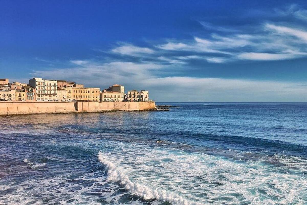 uma vista de uma praia com edifícios e o oceano