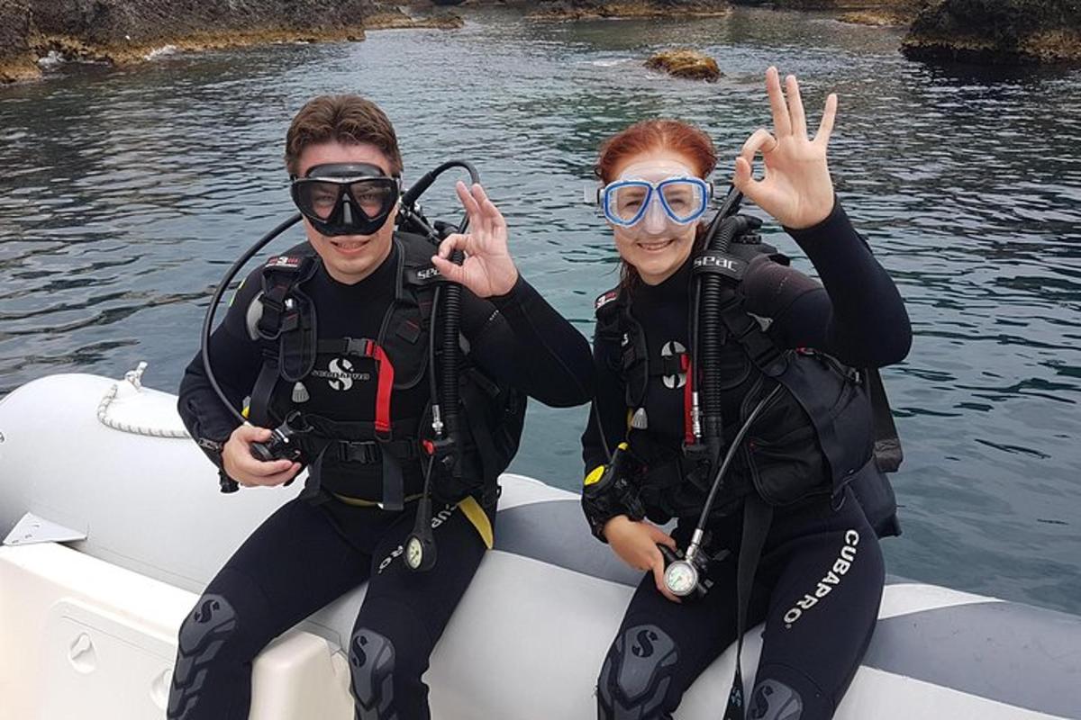 due persone sedute su una barca in acqua