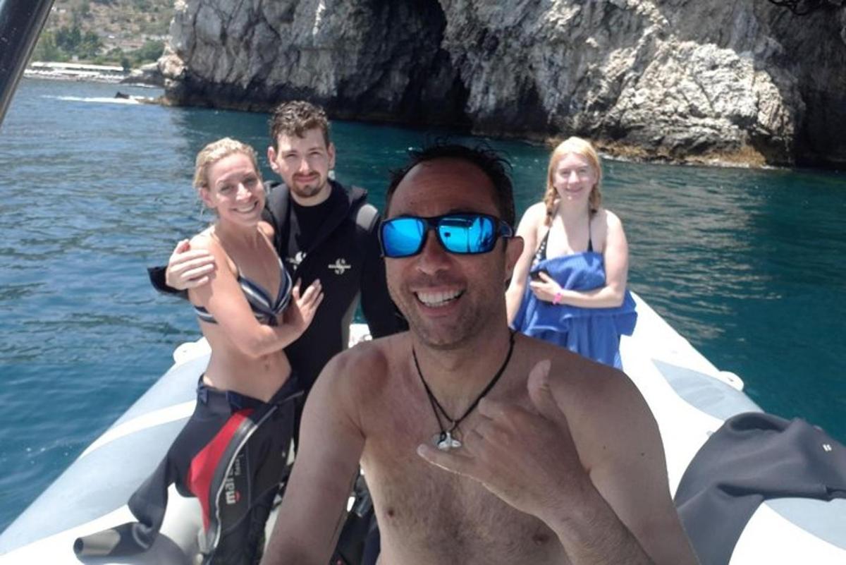 un gruppo di persone su una barca in acqua