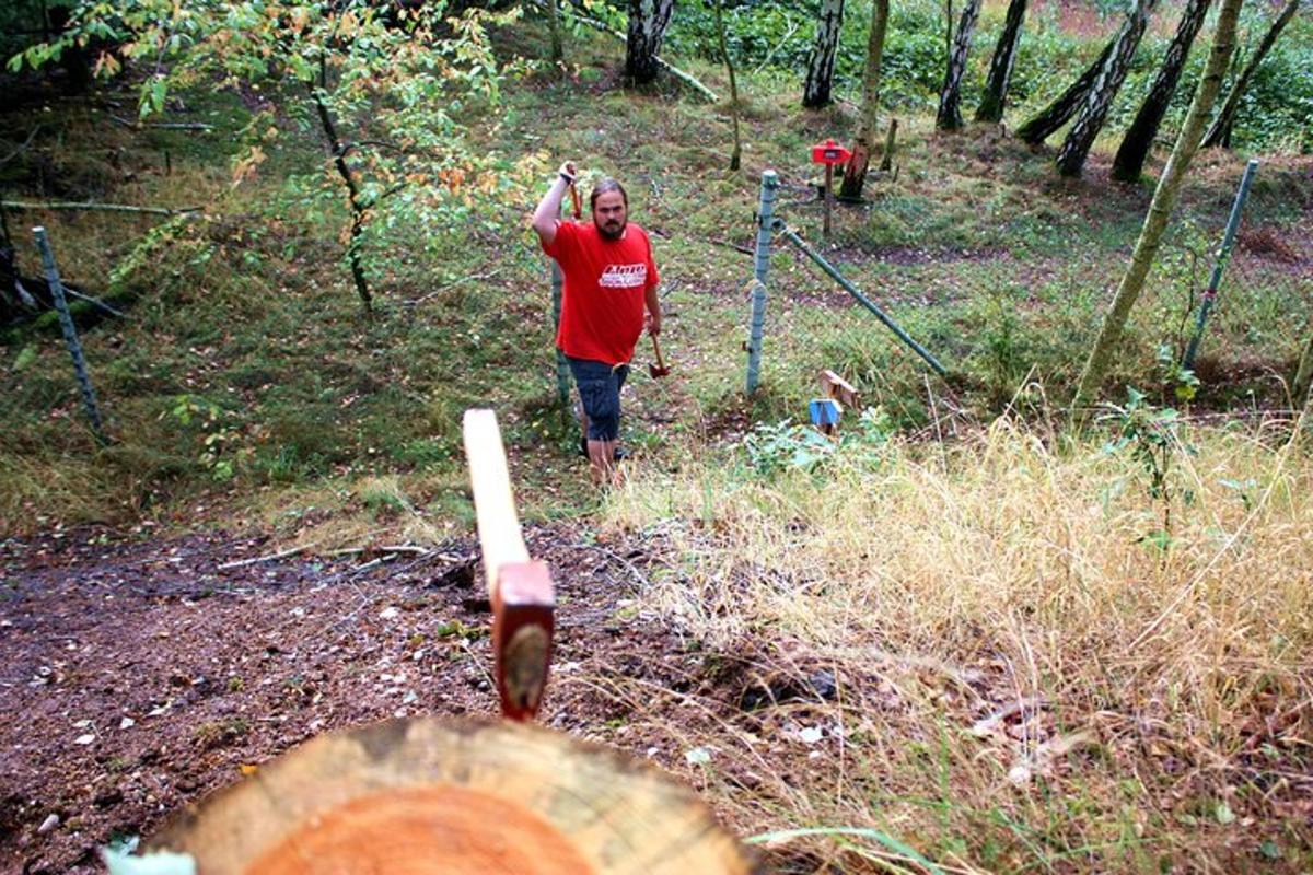 un uomo con una camicia rossa che cammina attraverso una foresta