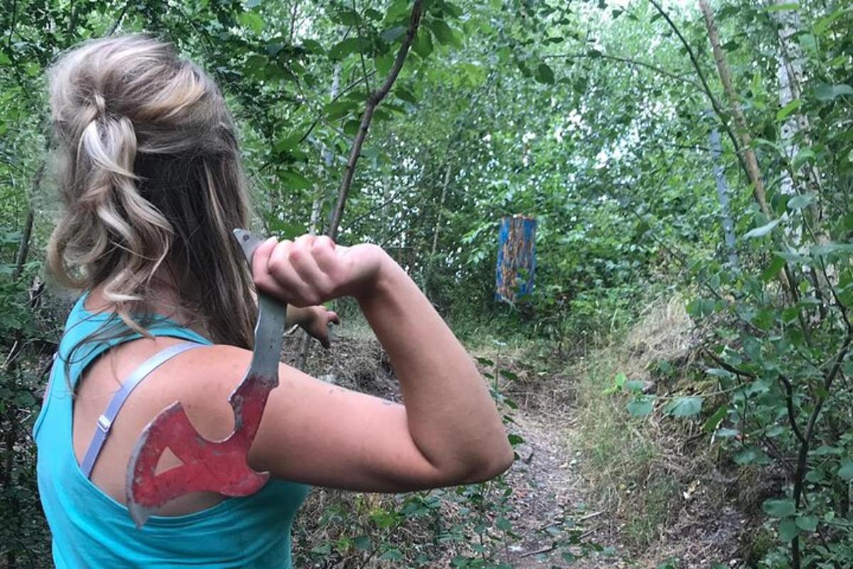 una donna che tiene un coltello nel bosco