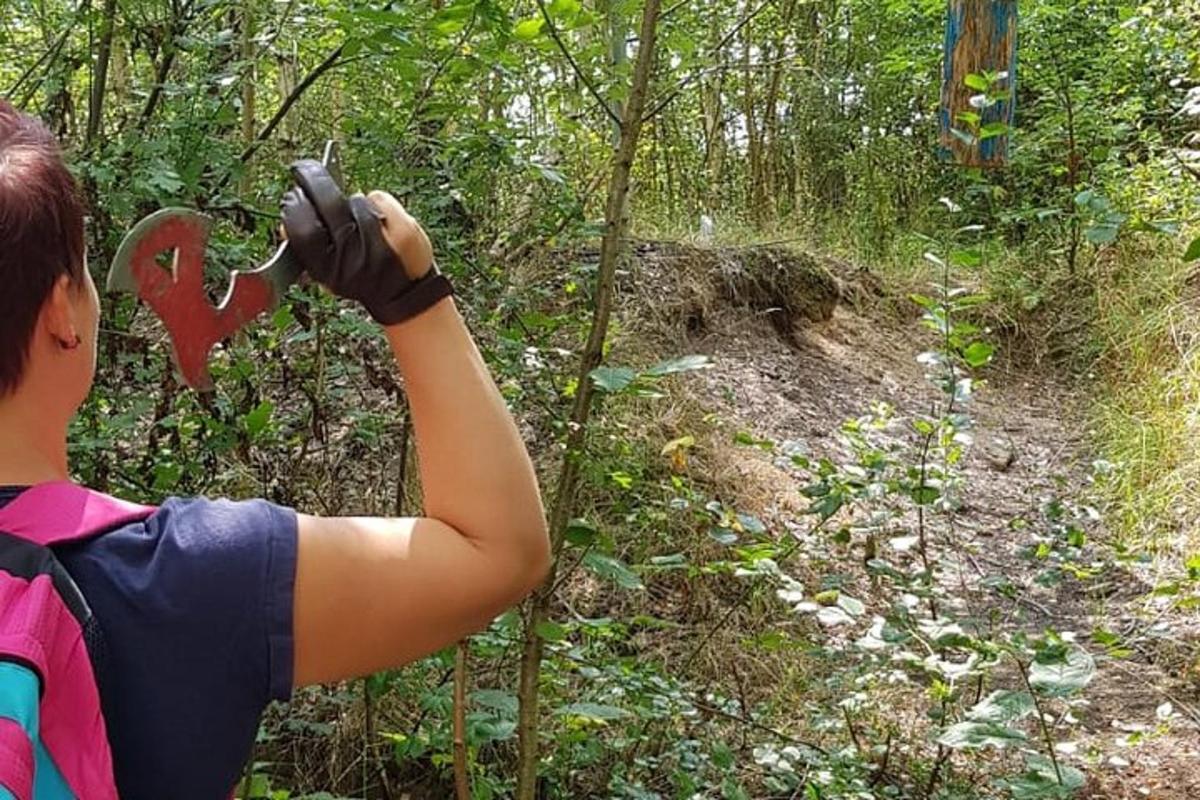 una persona che scatta una foto con una macchina fotografica in una foresta