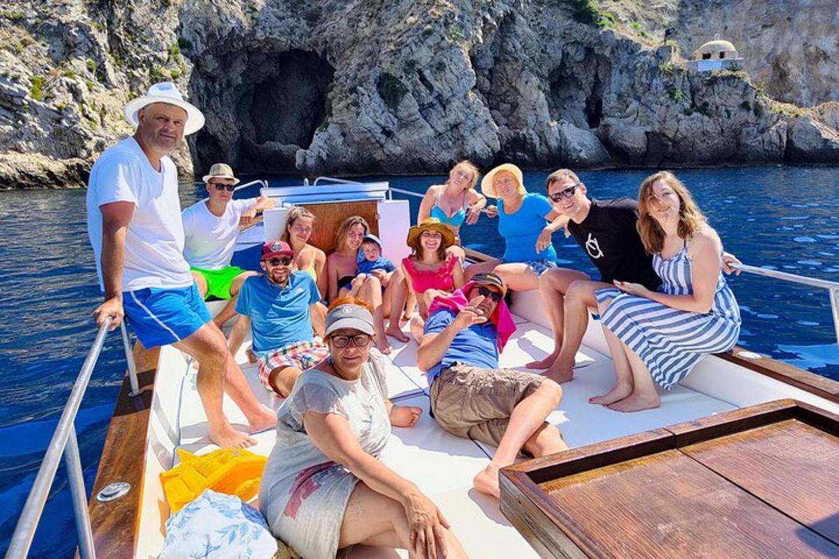 Un grupo de personas sentadas en un bote en el agua.