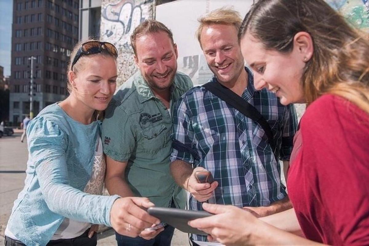 Un grupo de personas mirando una tableta