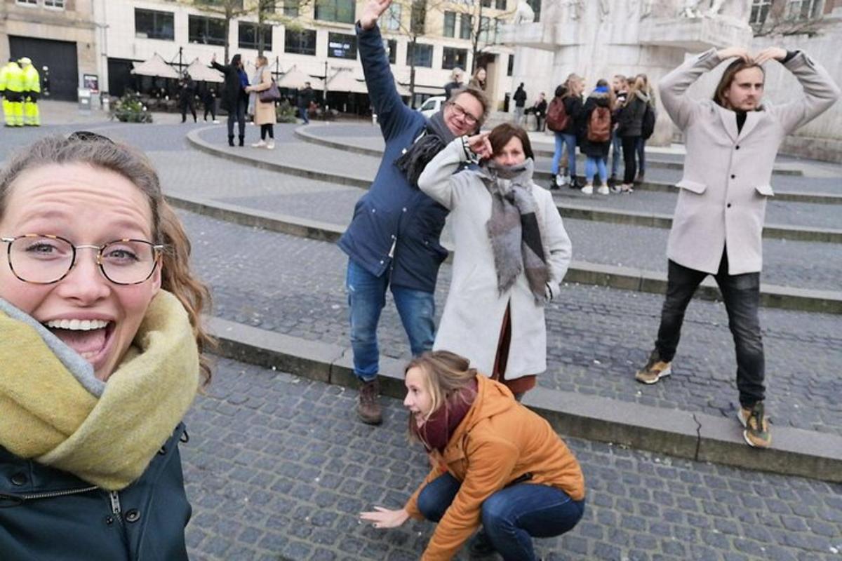grupa ludzi tańczących na ulicy