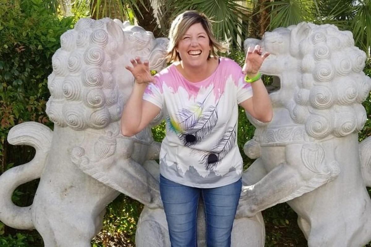 una mujer parada frente a una estatua