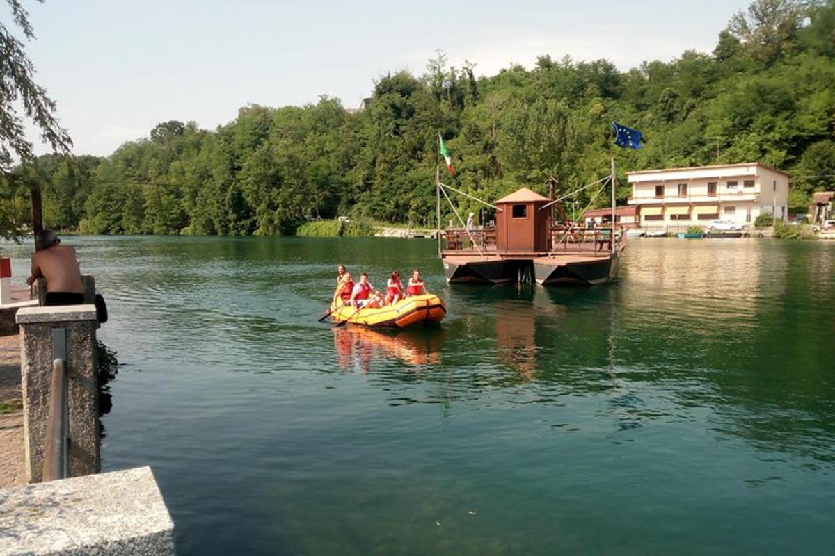 egy csoport ember egy tutajon a vízben