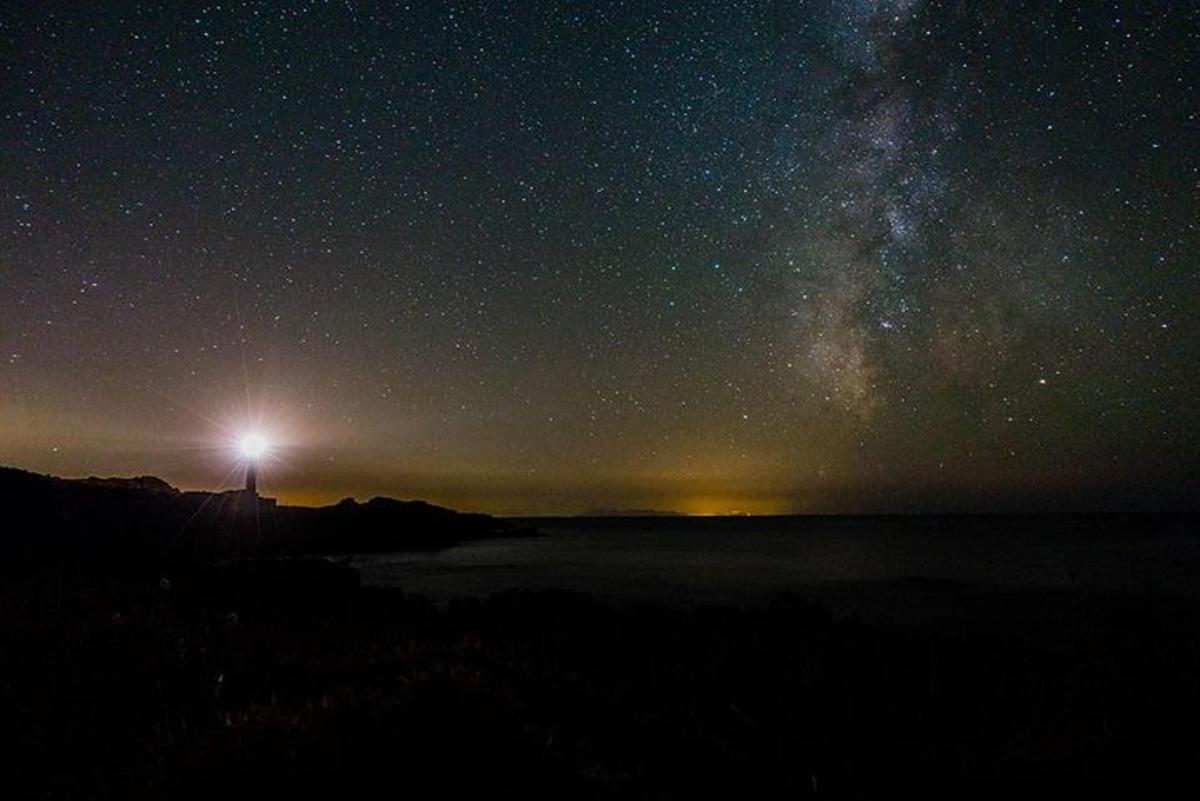 una nit estrellada amb la Via Làctia sobre l'oceà