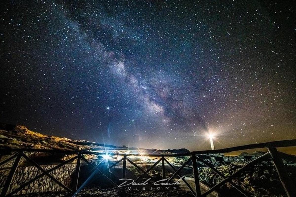 uma noite estrelada com a via láctea no céu
