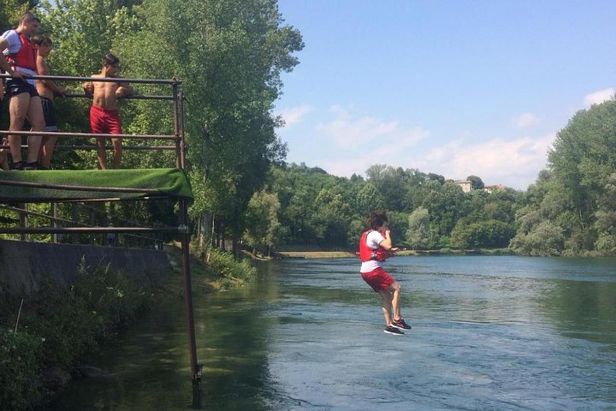 een man springt in een rivier in het water