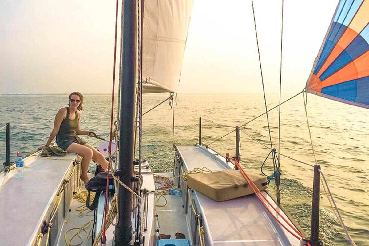 una mujer sentada en un velero en el océano