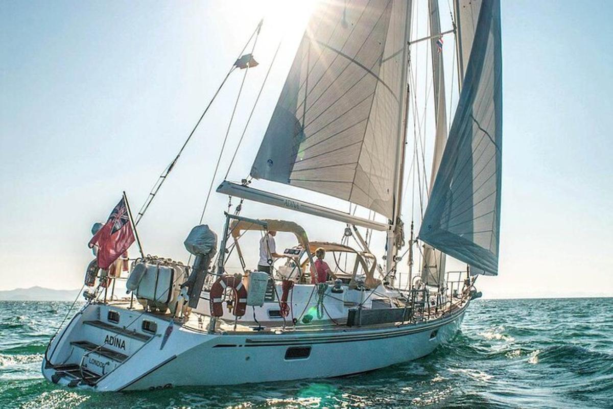 Un grupo de personas en un velero en el agua.