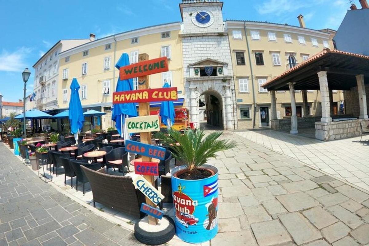 budova se stoly a židlemi před budovou