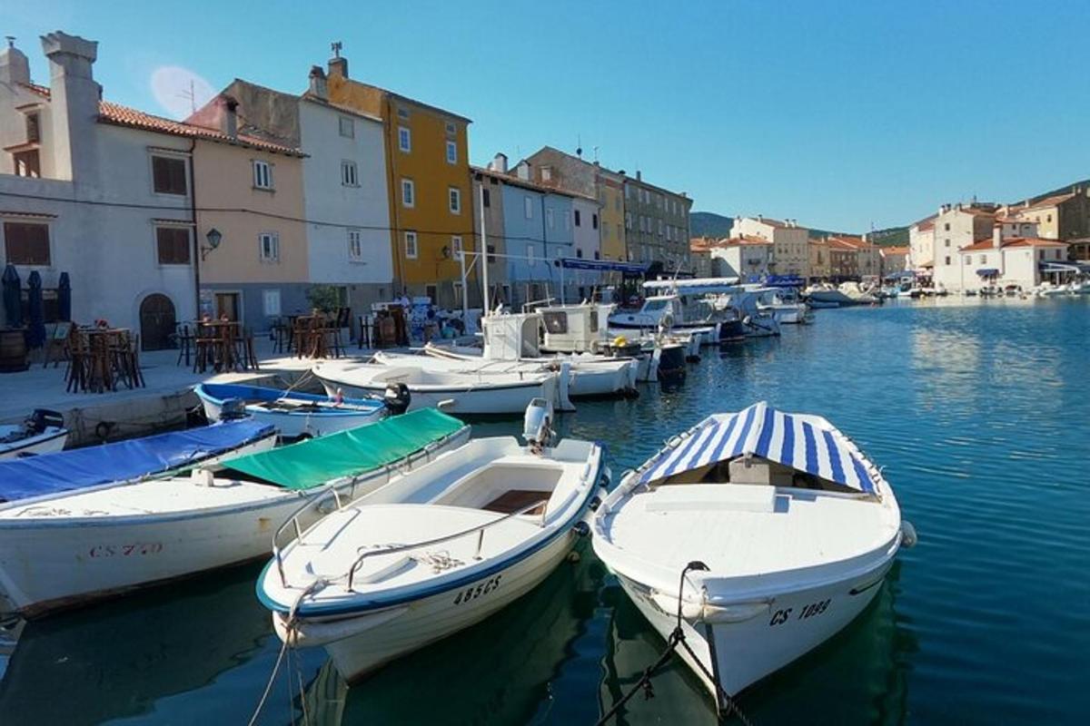 un gruppo di barche attraccate in un canale con edifici
