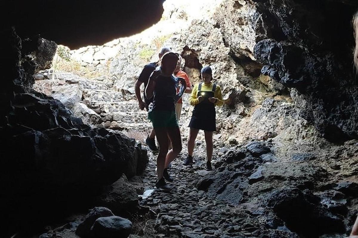 un paio di persone che camminano in una grotta