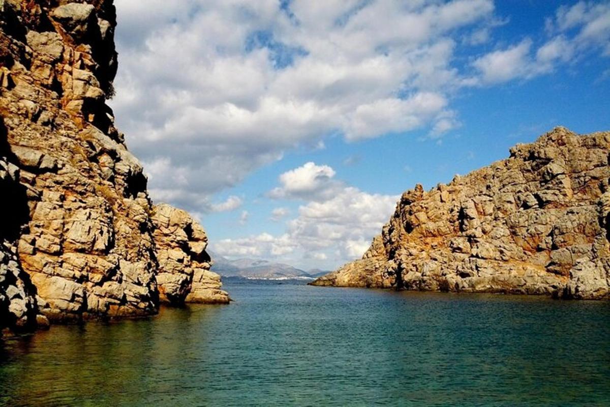 un grande specchio d'acqua tra due scogliere rocciose