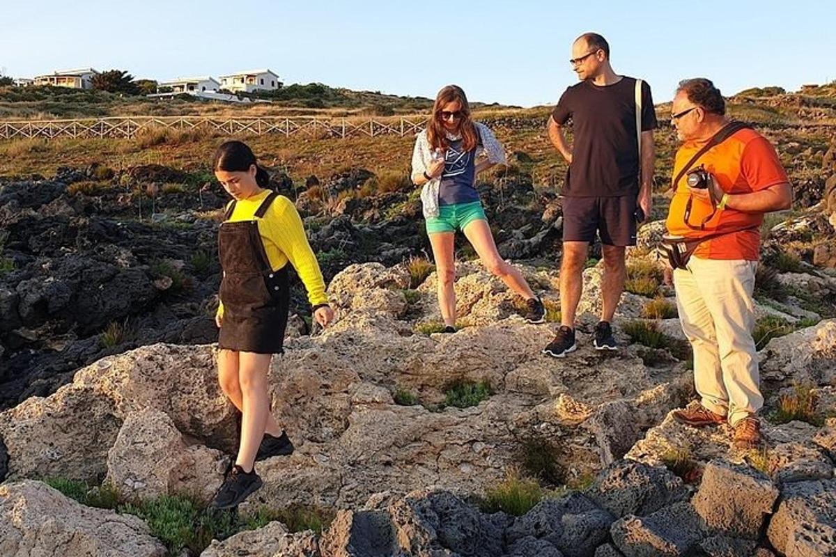 un grup de persones dretes sobre unes roques