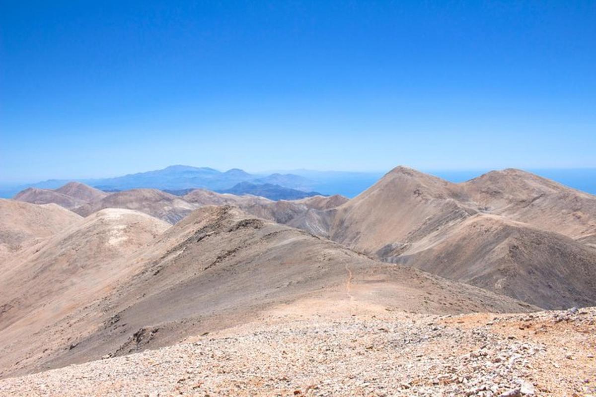 un gruppo di montagne marroni nel deserto