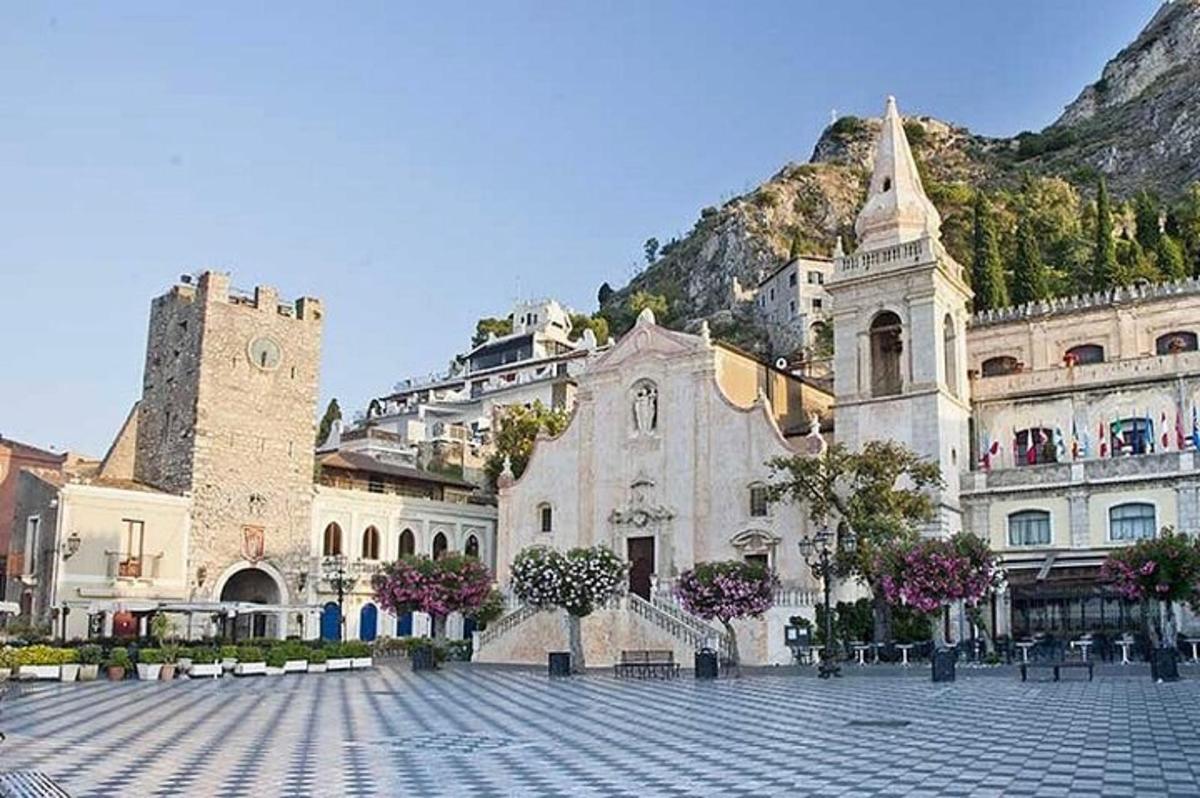 um grande edifício com uma montanha ao fundo