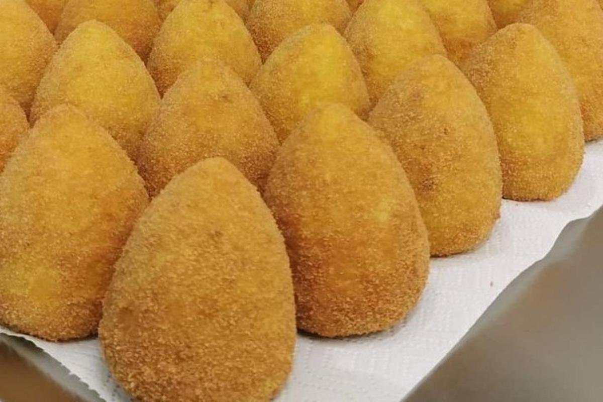 купа смаженої їжі, що лежить на коробці