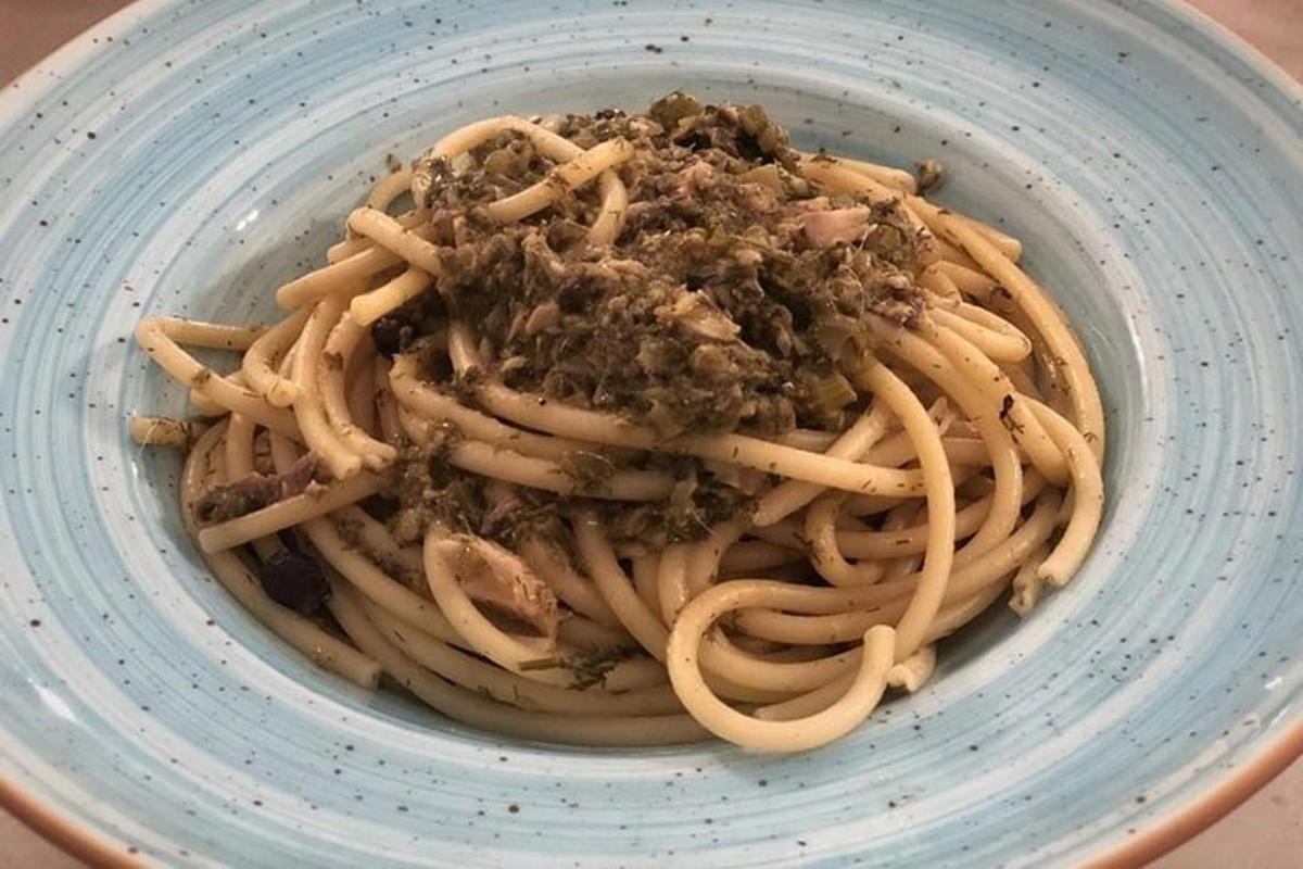semangkuk pasta biru dengan daging dan saus