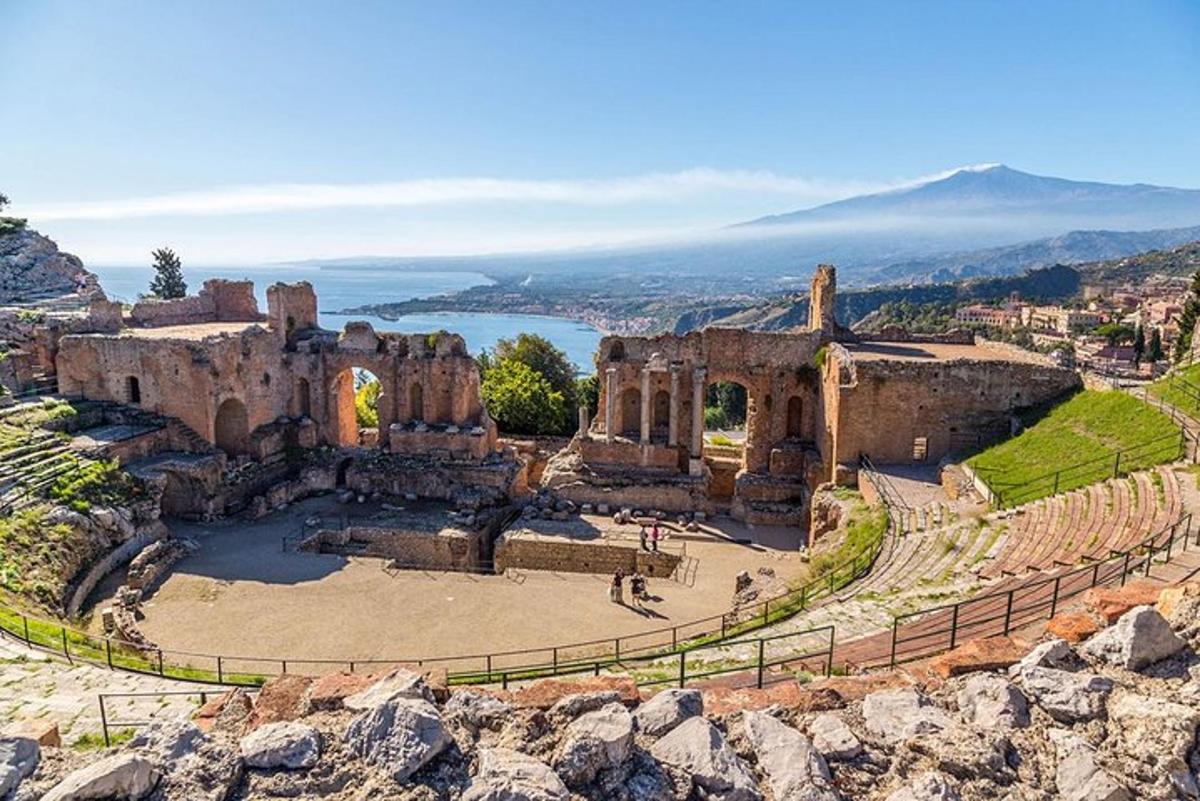 un antiguo anfiteatro en la cima de una montaña