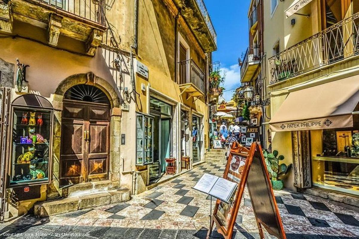 una vista de una calle en un casco antiguo