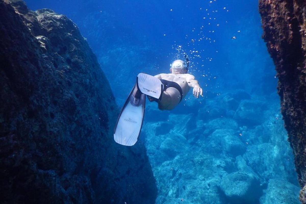 особа која плива у води са сноубордом