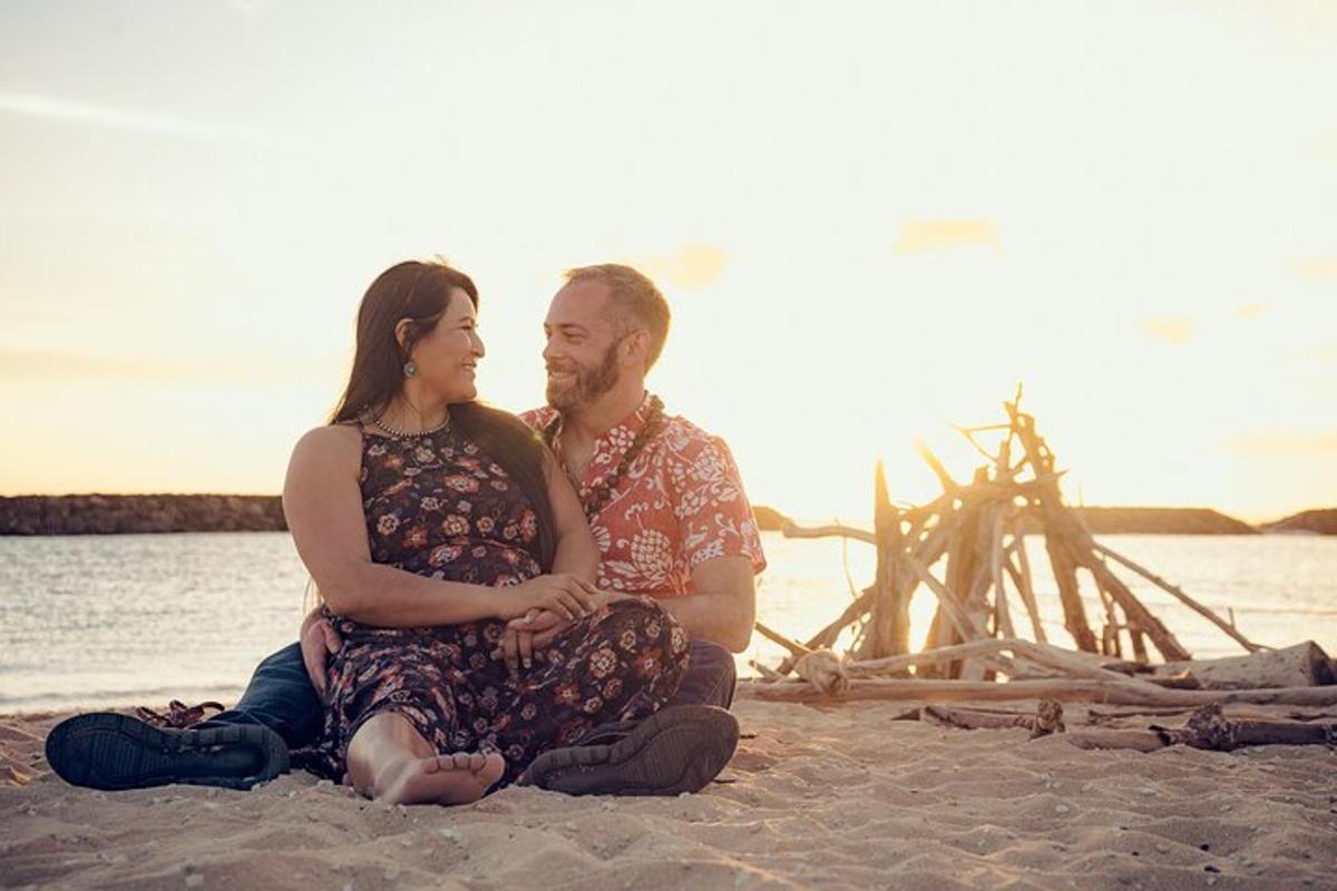 un uomo e una donna seduti sulla spiaggia