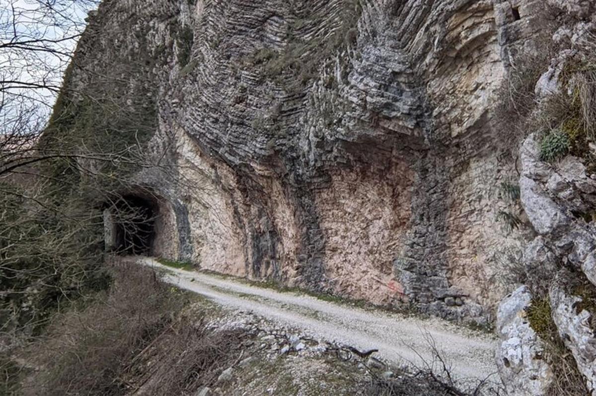un zid de piatră cu un tunel pe un munte