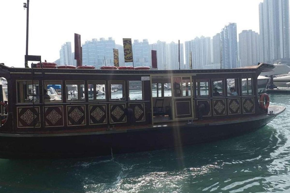 um barco na água com uma cidade ao fundo