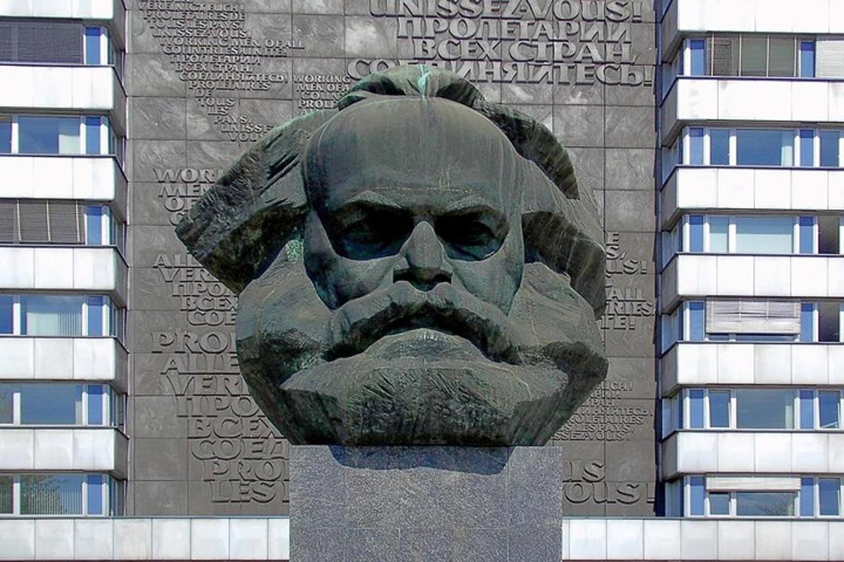 uma estátua de um rosto em frente a um prédio