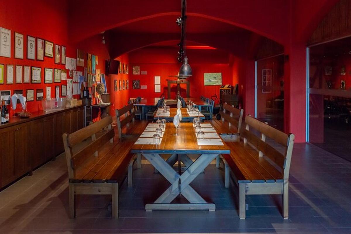 un lungo tavolo in un ristorante con pareti rosse