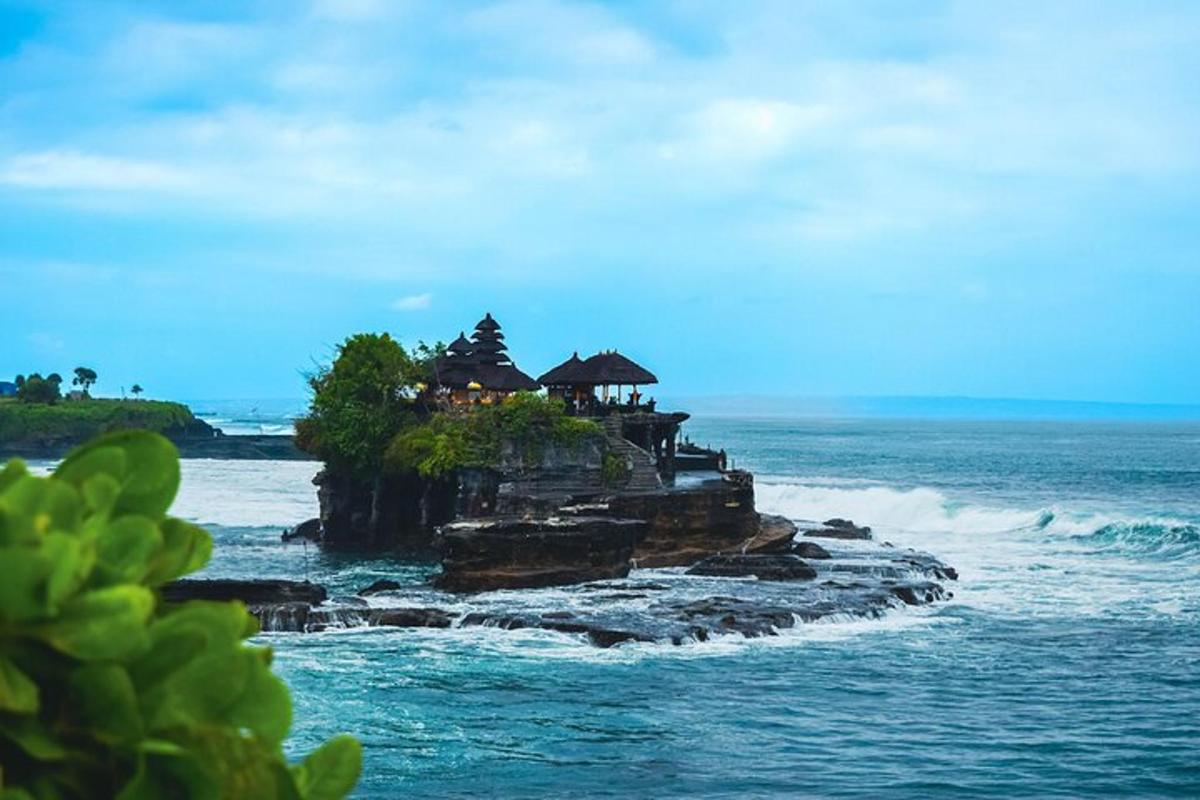 una casa en una isla en el océano