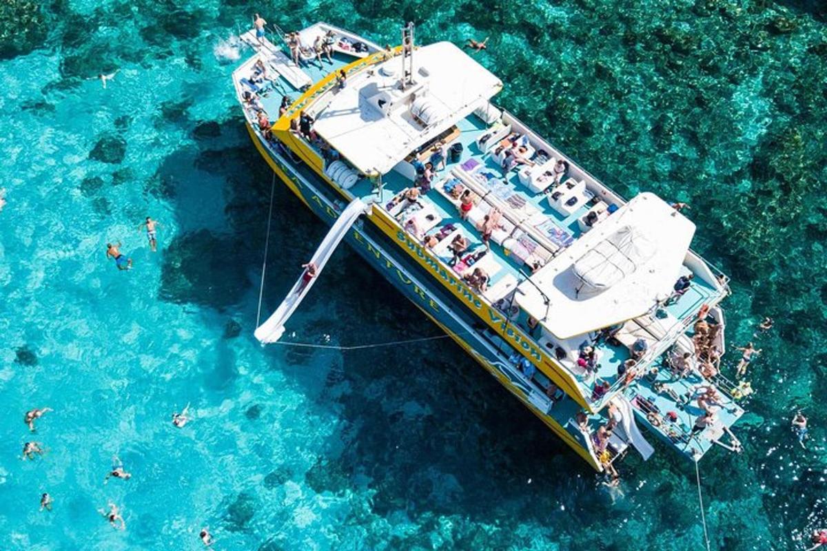 μια βάρκα στο νερό με ανθρώπους πάνω της