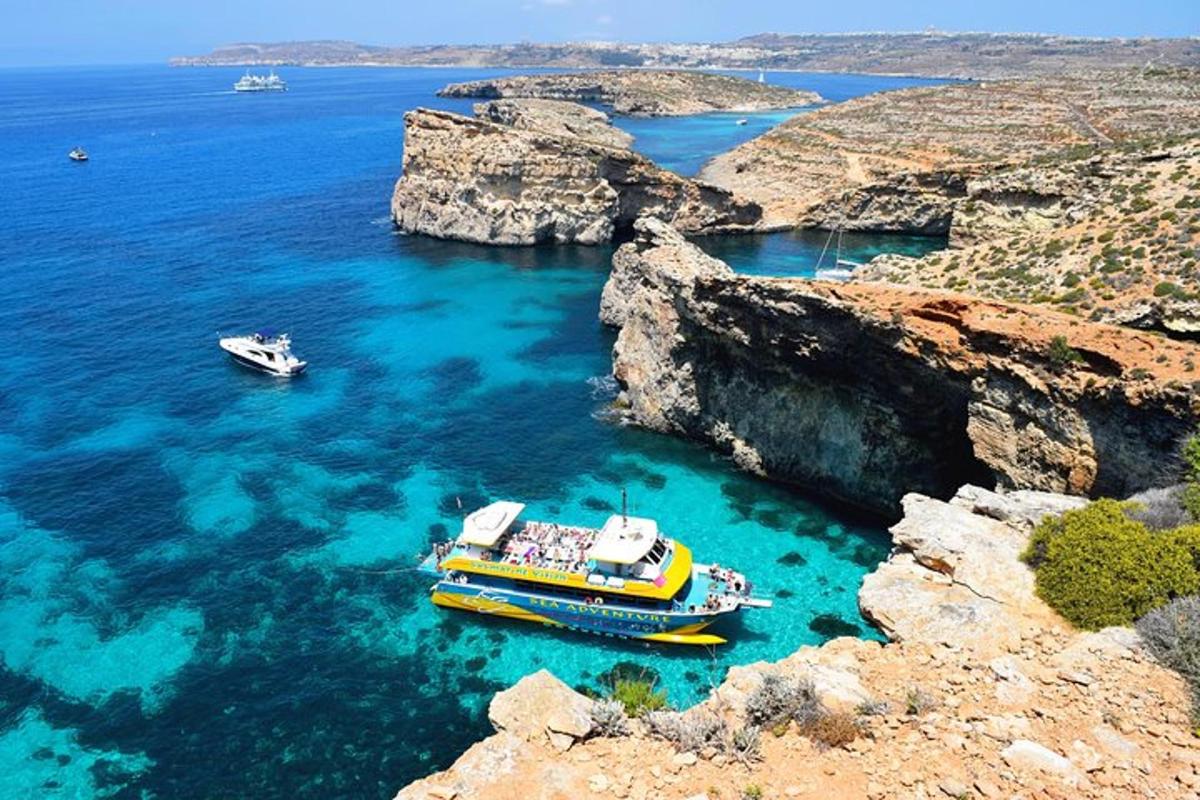 μια βάρκα στο νερό δίπλα σε μερικά βράχια