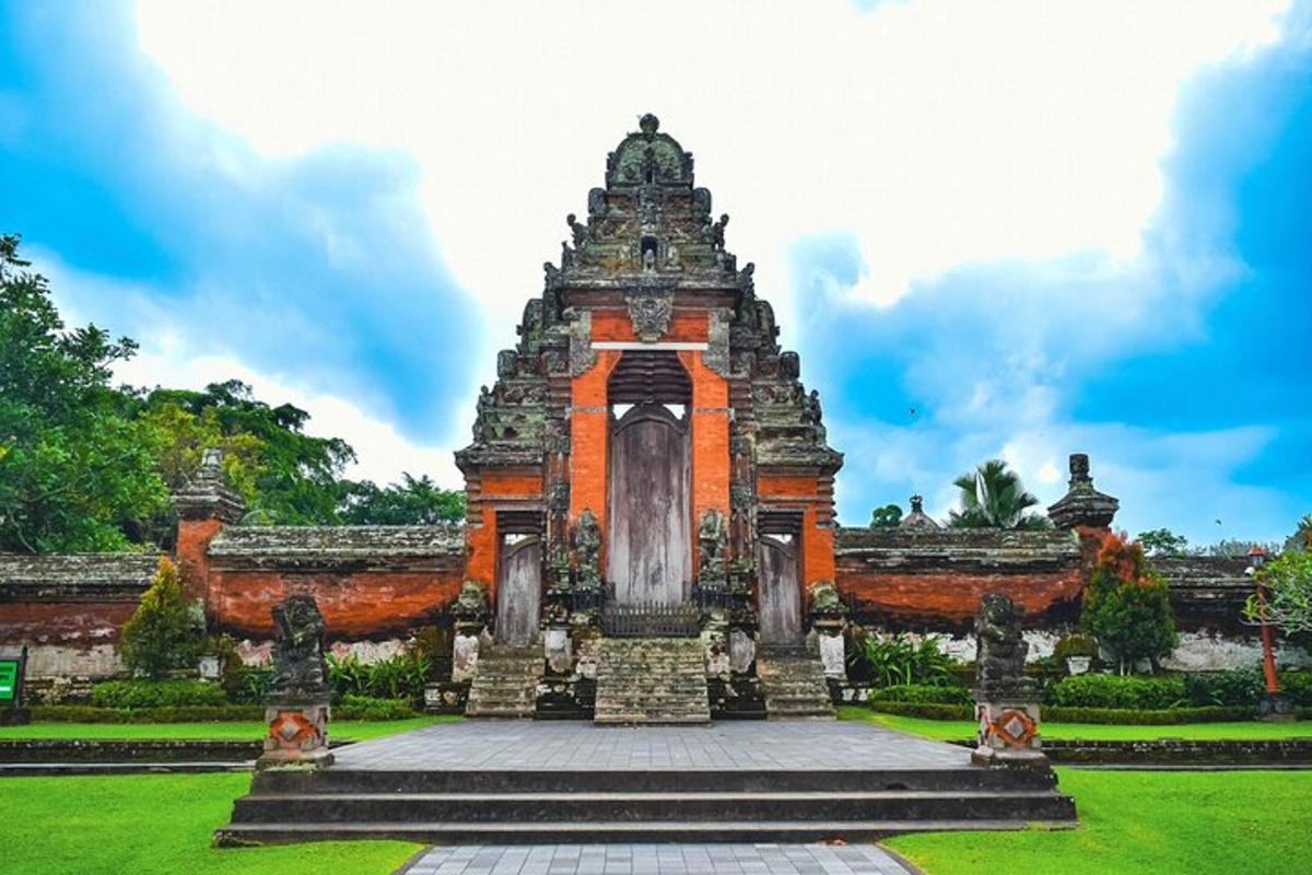 sebuah bangunan di taman dengan latar belakang langit