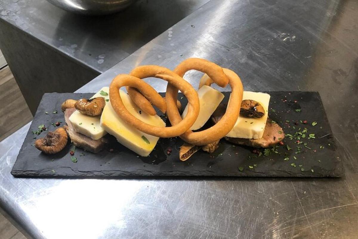 sepinggan makanan dengan keju dan cincin bawang