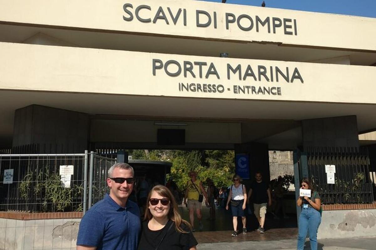 un uomo e una donna in piedi davanti a un edificio