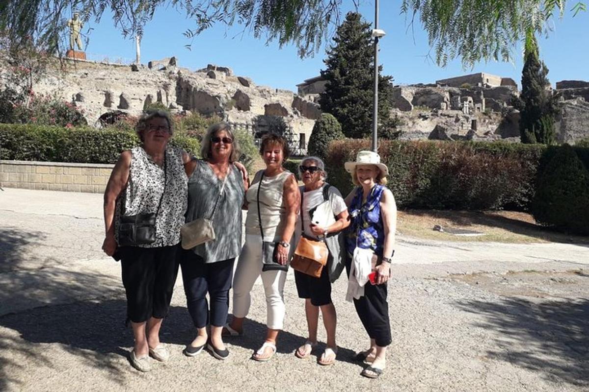 un gruppo di donne in posa per una foto davanti all'acropoli