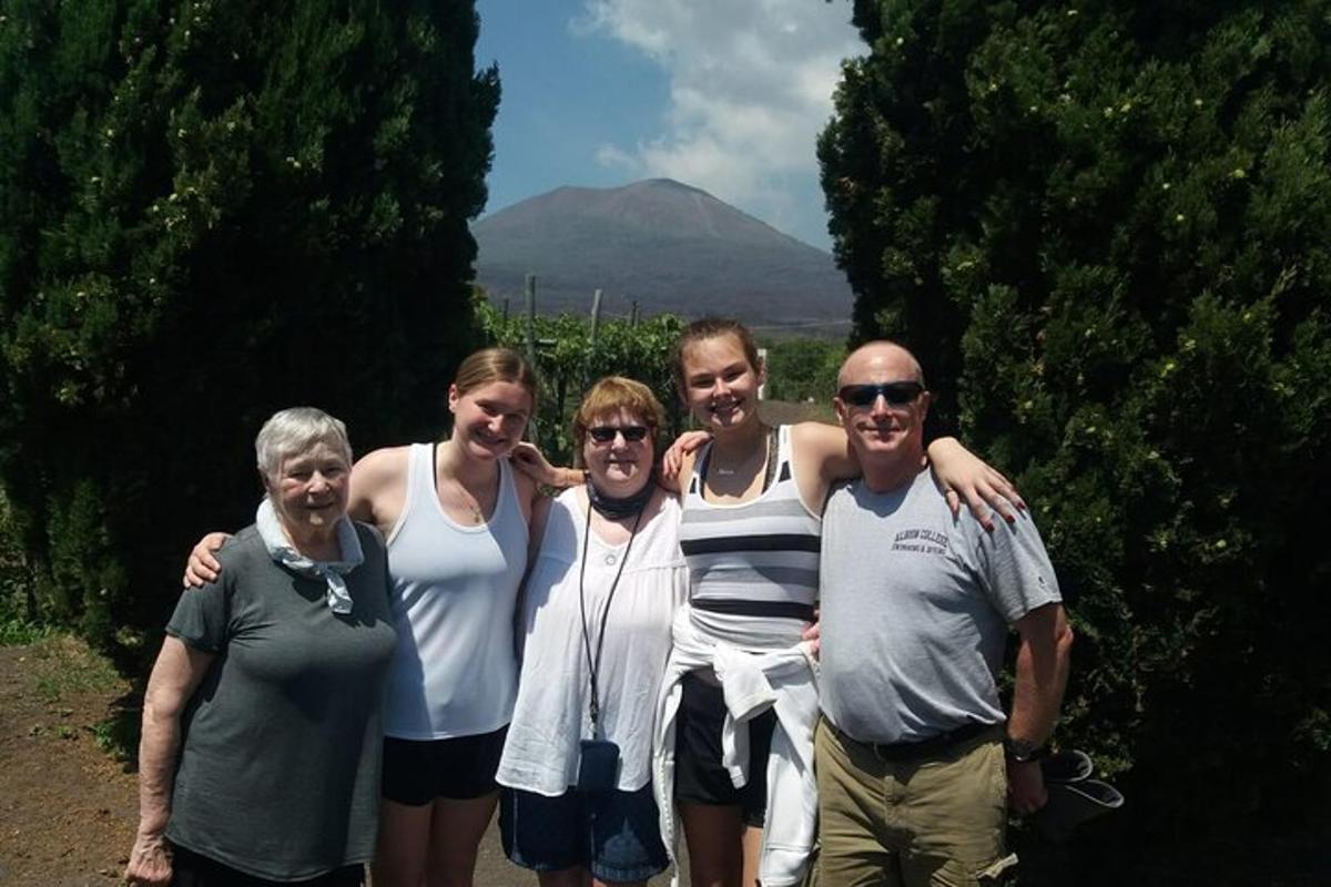 un gruppo di persone che posano per una foto